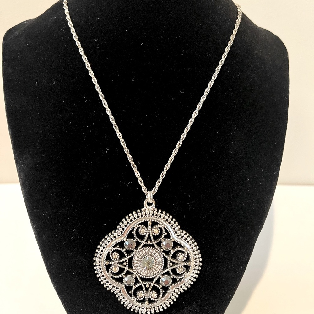 Antique style pendant necklace